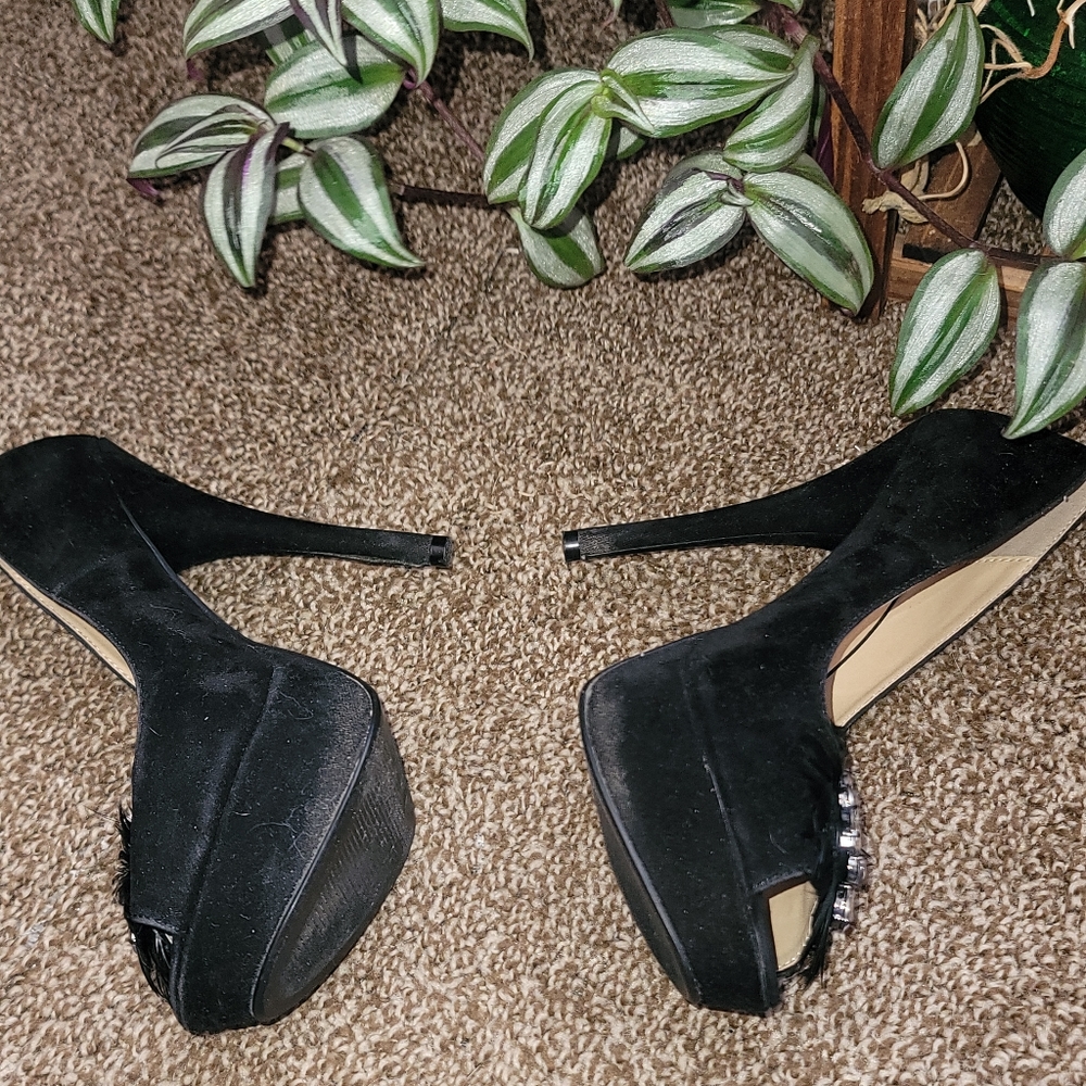 Black pumps